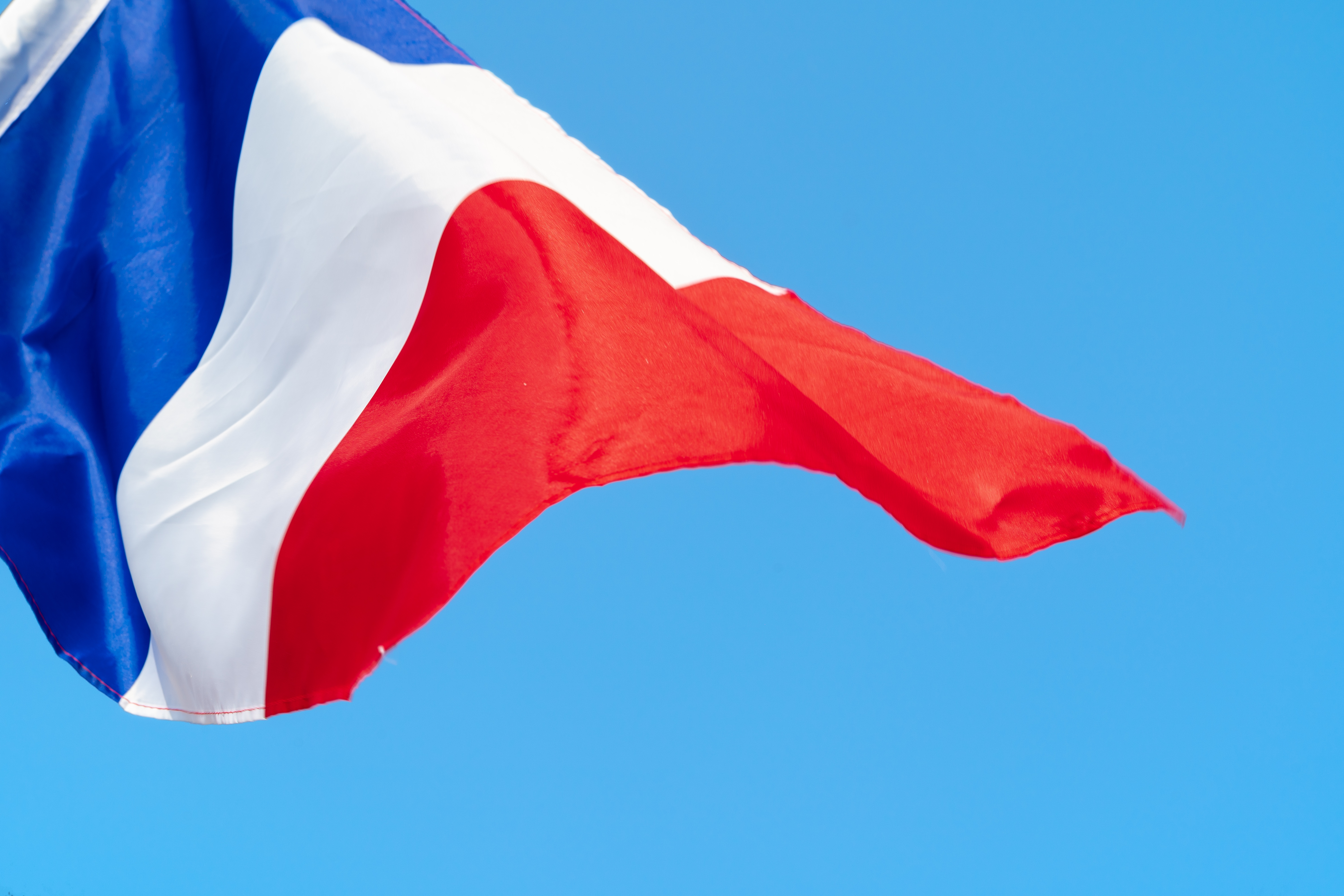 flag-of-france-waving-in-the-wind-in-the-sky-2022-01-28-08-14-34-utc