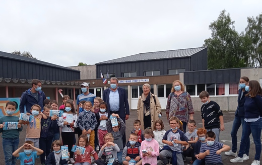 Distribution de masques aux enfants