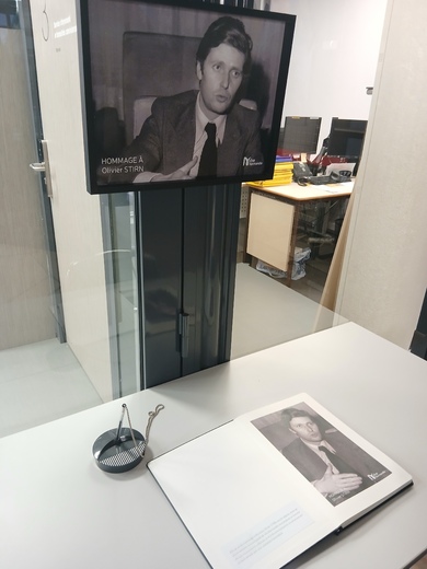 Photo livre de condoléances Olivier STIRN accueil mairie VN 03112025